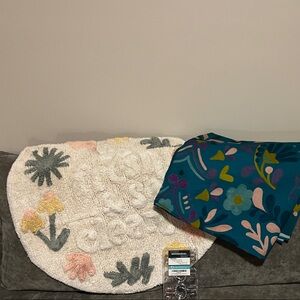 NATURAL LIFE Colorful Floral Shower Curtain, bath mat and shower curtain rings.